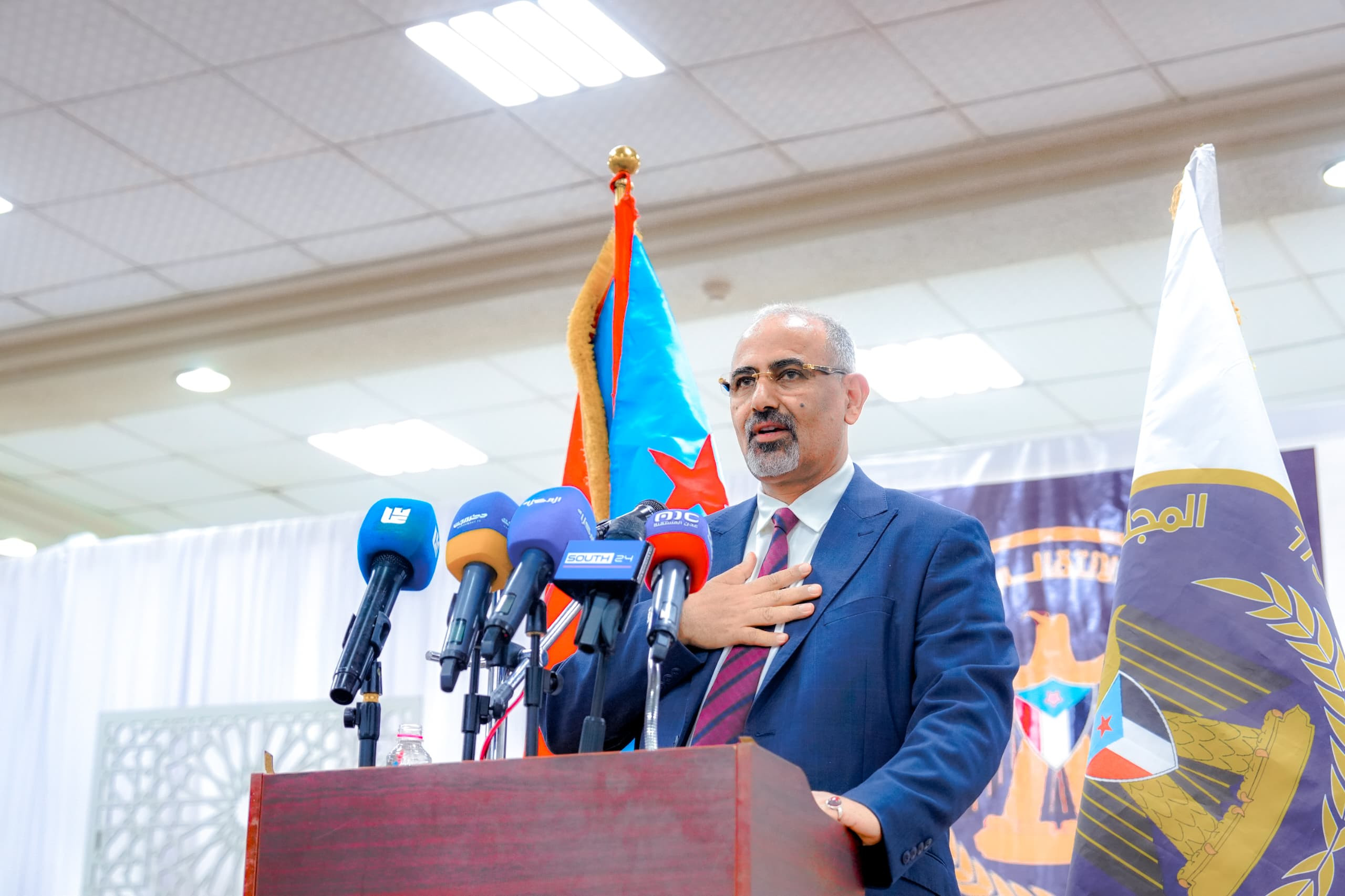 الز بيدي يكافئ عمال الجنوب بهذه المنحة الز بيدي يكافئ عمال الجنوب بهذه المنحة