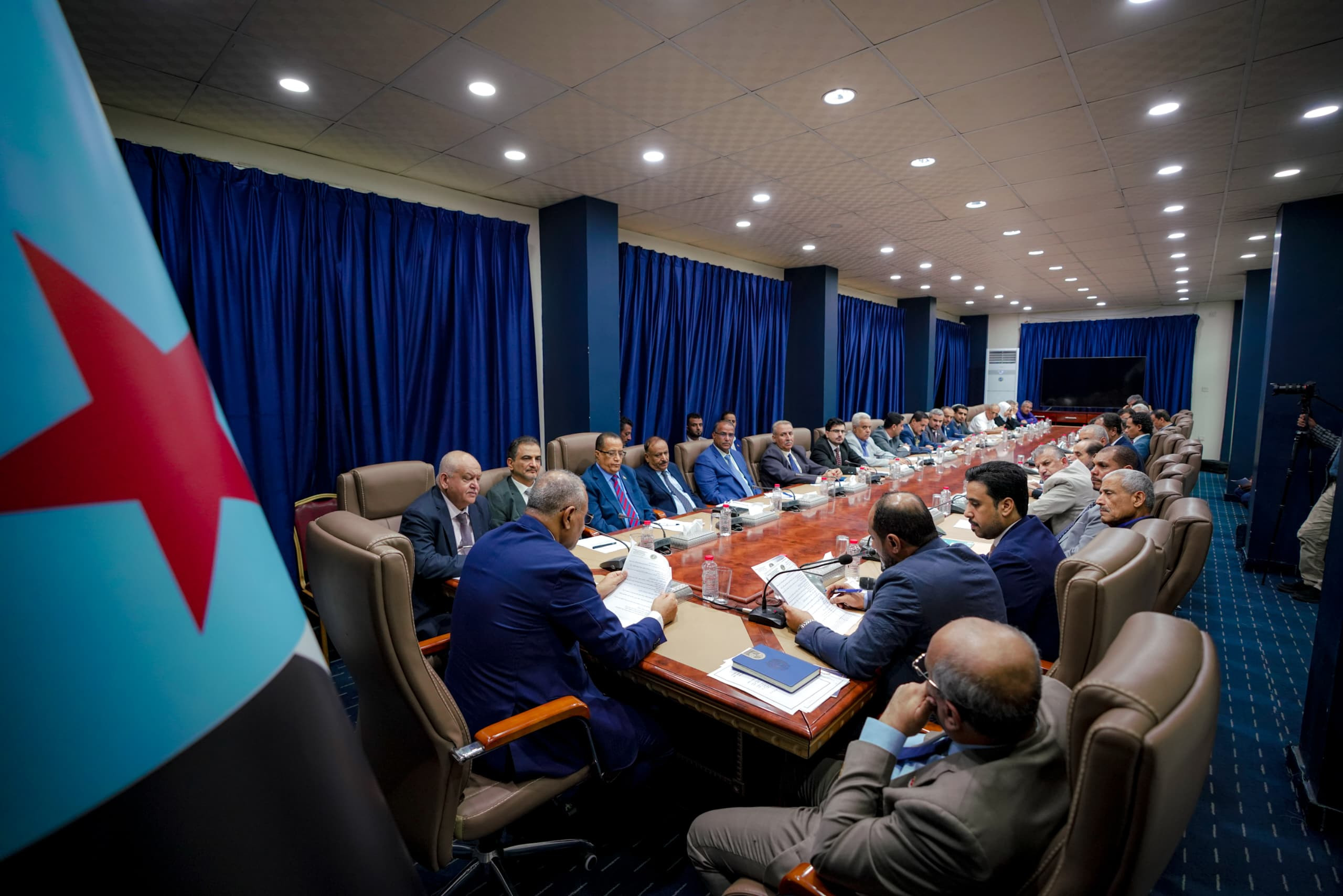 الزبيدي يرأس اجتماعا حاسما للانتقالي تفاصيل الزبيدي يرأس اجتماعا حاسما للانتقالي تفاصيل