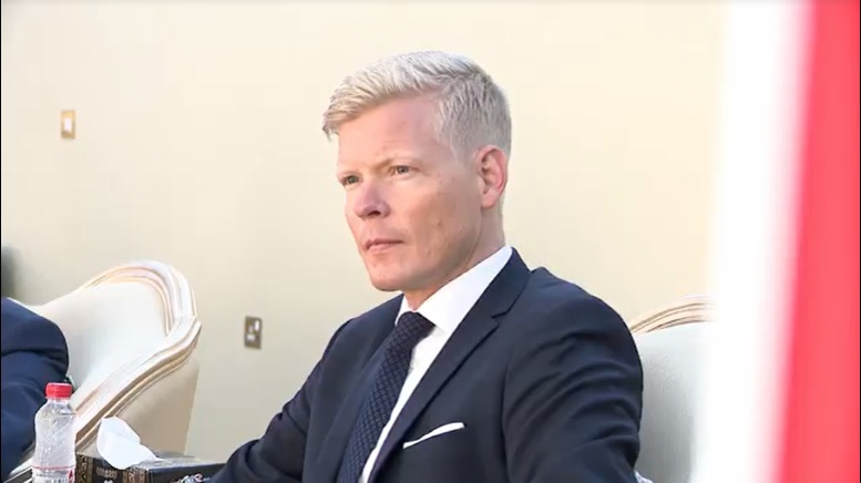 العليمي يعاقب المبعوث الاممي بعدن