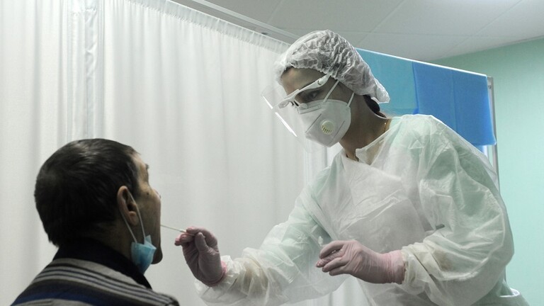 طبيب روسي يحذر من احتمال التمحور اللامتناهي لسلالة أوميكرون