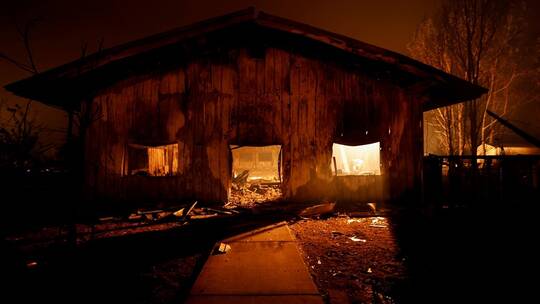 حريق ضخم يدمر بلدة تاريخية في كاليفورنيا