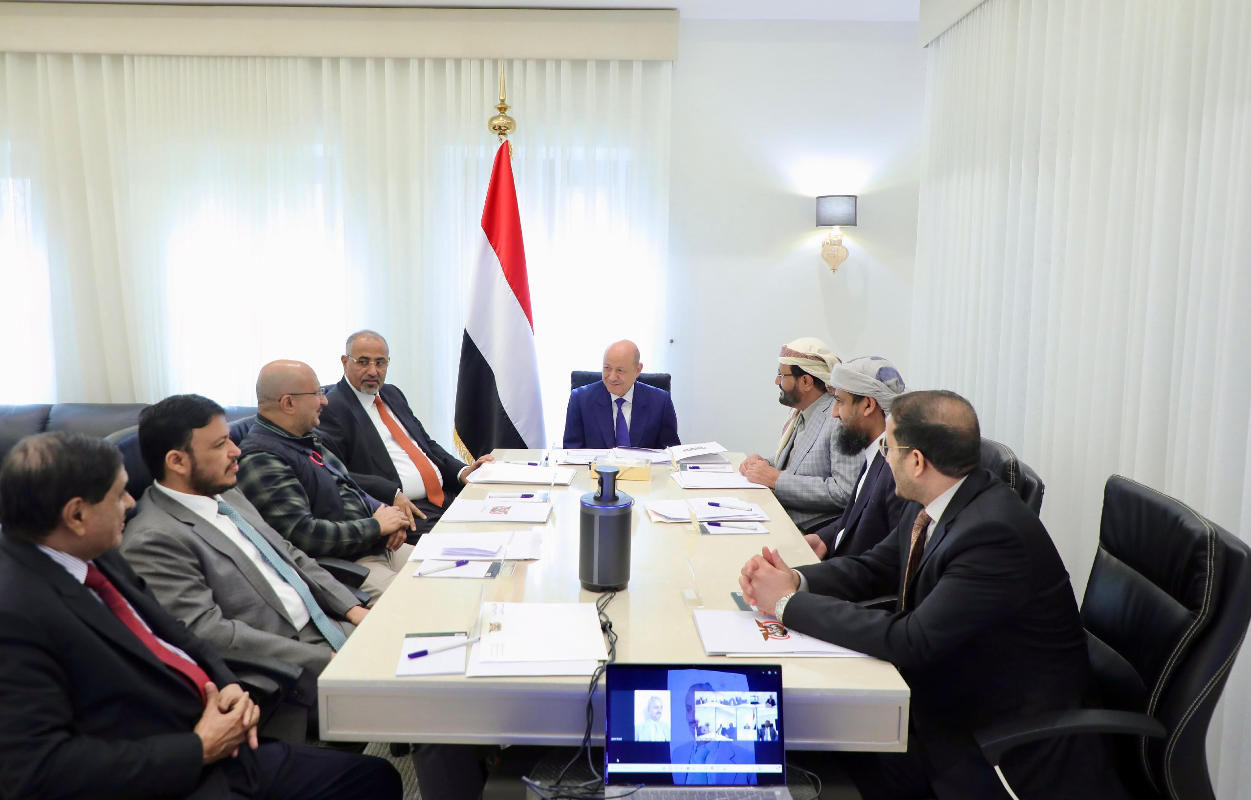 وزير يحذر من لغم شركات هائل سعيد وزير يحذر من لغم شركات هائل سعيد