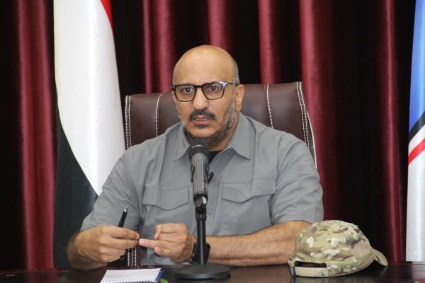 طارق يهدد بكشف فساد العليمي