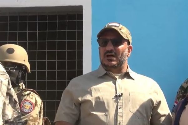 قائد تهامي يفتح النار على طارق صالح ويشكوه للتحالف