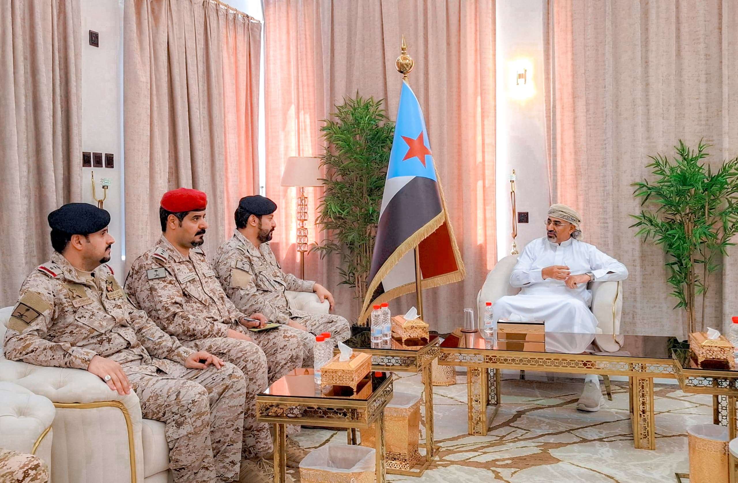 الزبيدي يبحث مع قيادة التحالف التهديدات في المنطقة الزبيدي يبحث مع قيادة التحالف التهديدات في المنطقة