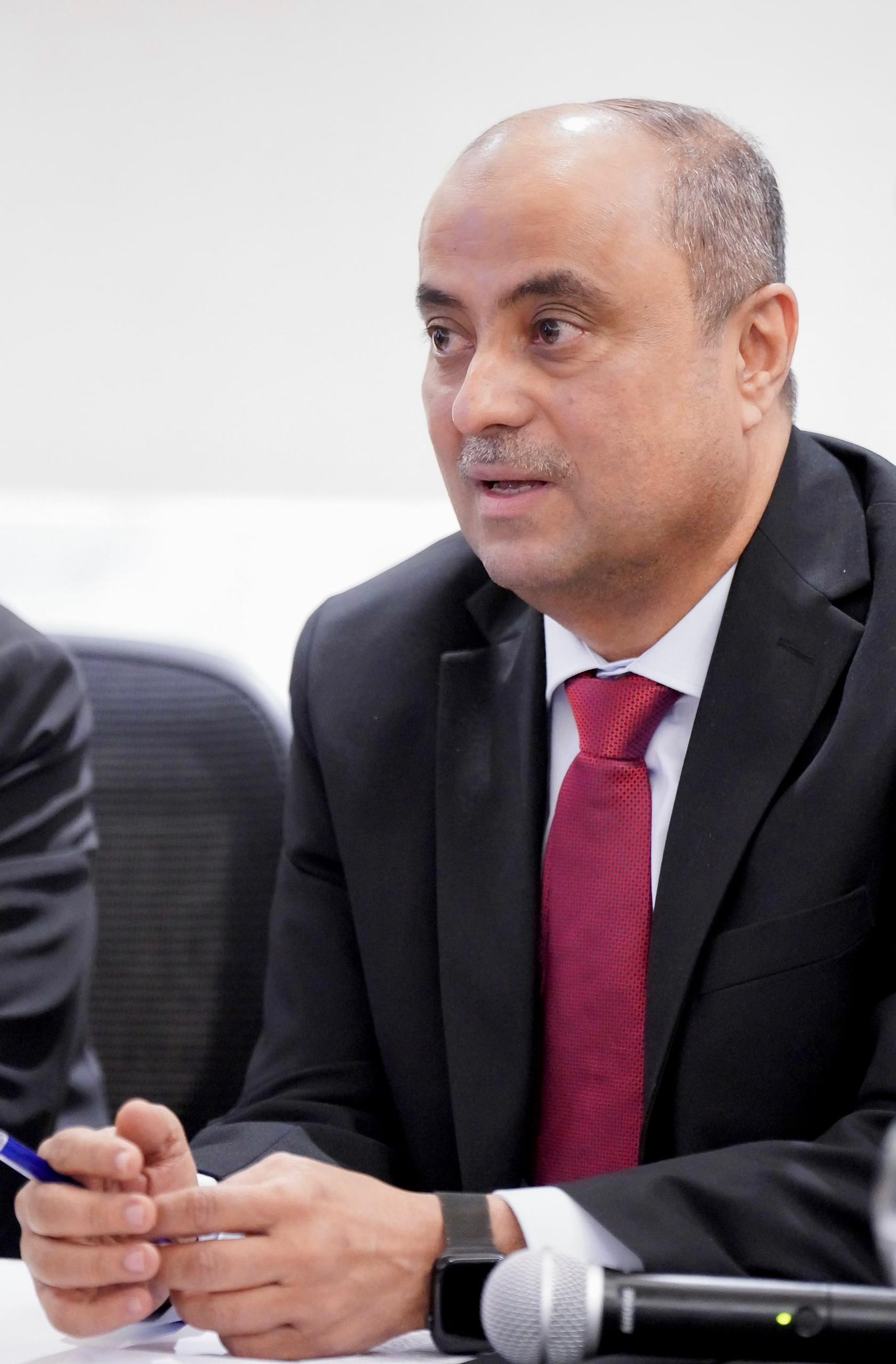 رئيس الحكومة يرد على نساء عدن رئيس الحكومة يرد على نساء عدن