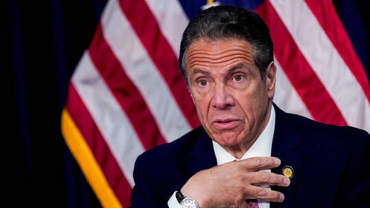 حاكم نيويورك يعلن استقالته من منصبه على وقع تقارير حول تحرشه بـ11 امرأة