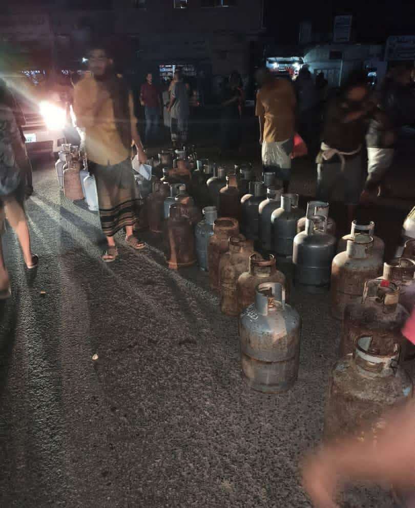 ثورة في عدن وقطع طريق المطار تنديدا بتفاقم أزمة الغاز صورة