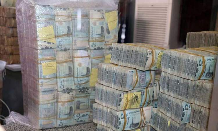 عدن بنك هادي يواصل مصادرة العملة الجديدة من المواطنين دون تعويضات والريال يعاود انهياره