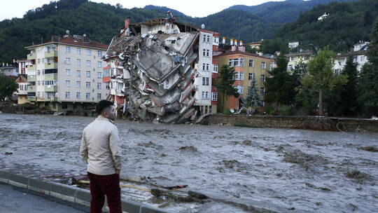 تركيا ارتفاع حصيلة ضحايا الفيضانات إلى 31 شخصا