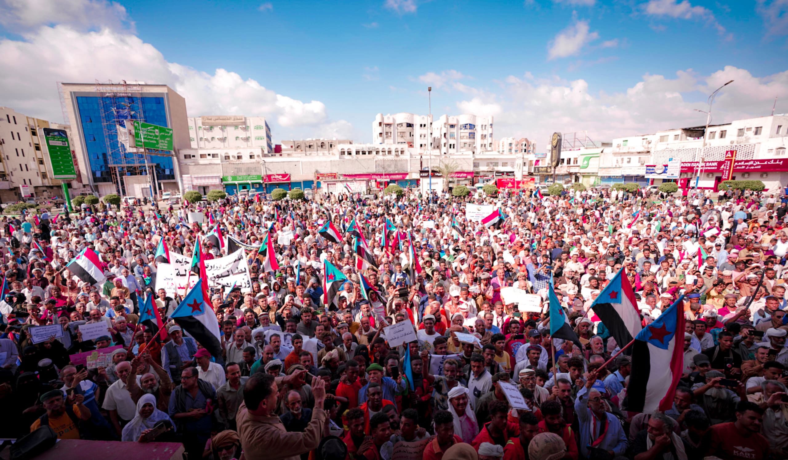 عدن تغلي بغضب شعبي يتصاعد صور فيديو