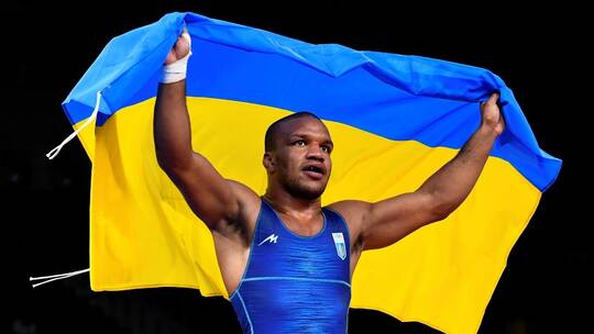 بسبب لون بشرته السمراء صاحب الميدالية الذهبية الأوكرانية الوحيدة بأولمبياد طوكيو يتعرض للعنصرية