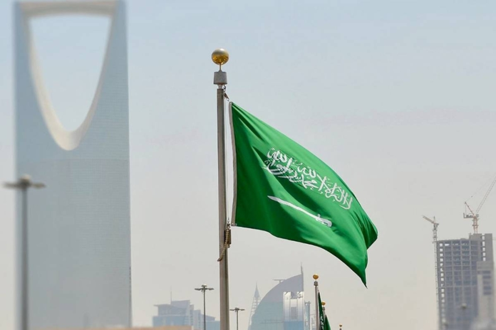 Саудовская аравия открыла границы. Демонстрация в Саудовской Аравии. Саудовская Аравия столица флаг. Российско-саудовский флаг. Сауди ОАЭ флаг.