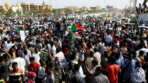 الأمن السوداني يغلق الطرق والجسور الرئيسية في العاصمة تحسبا للاحتجاجات