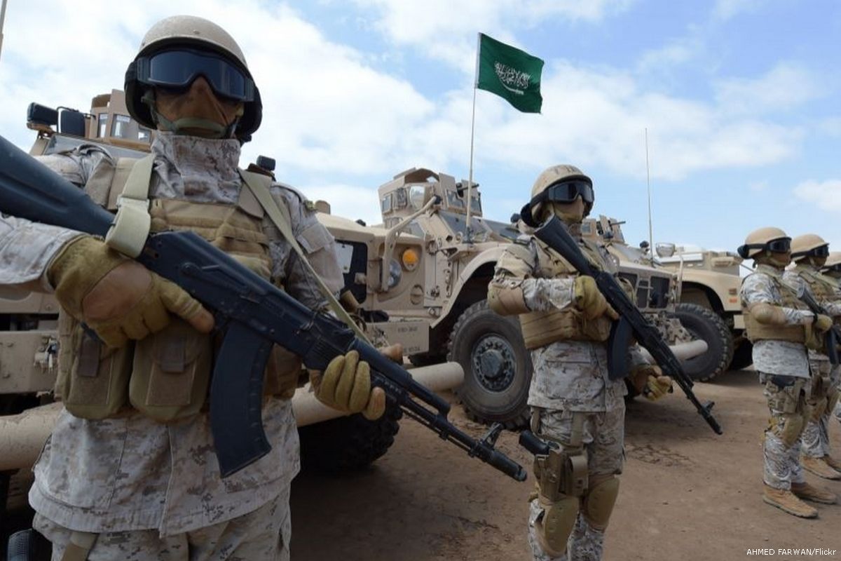 السعودية تكرم بائع 3 الوية للحوثيين