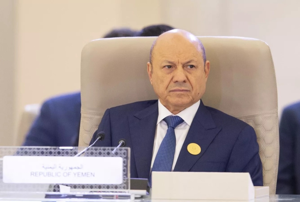 العليمي ينتقم من منتقديه بإجراء صادم