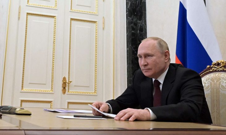 الرئيس الروسي يوقع مرسومين للاعتراف باستقلال دونيتسك ولوغانسك عن أوكرانيا