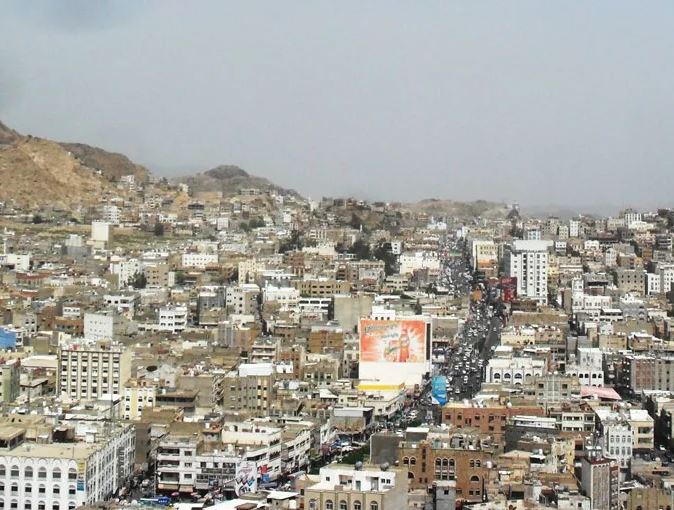 عصابة يمنية مسلحة تحتل عمارة