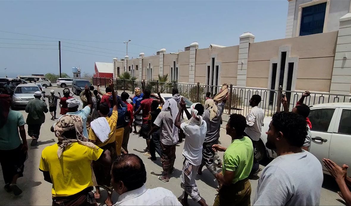 شاهد لحظة طرد لجنة برلمان البركاني بالمكلا شاهد لحظة طرد لجنة برلمان البركاني بالمكلا