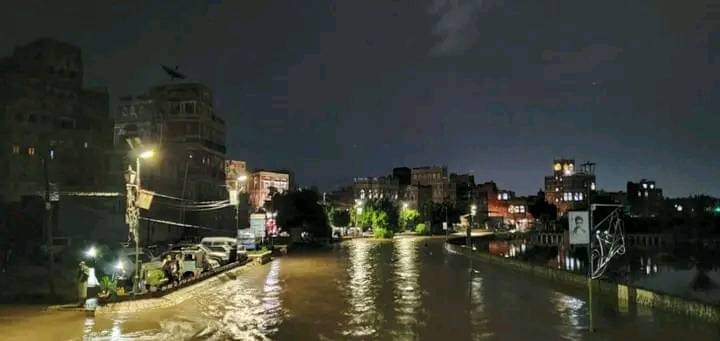 تحذيرات من فيضانات تضرب مناطق في اليمن وخروج انفاق ومعظم شوارع صنعاء عن الخدمة بسبب السيول