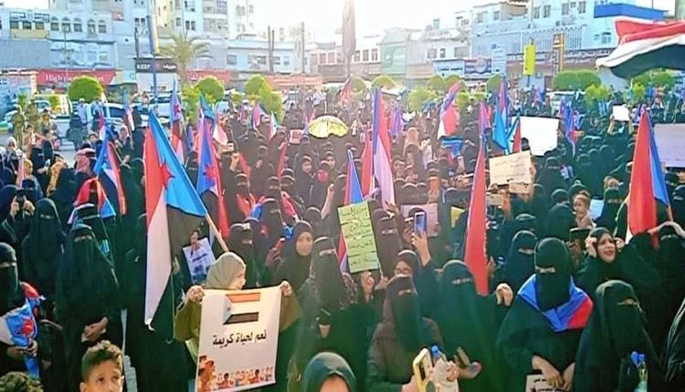 انكشاف حقيقة علاقة نساء عدن بتوكل كرمان