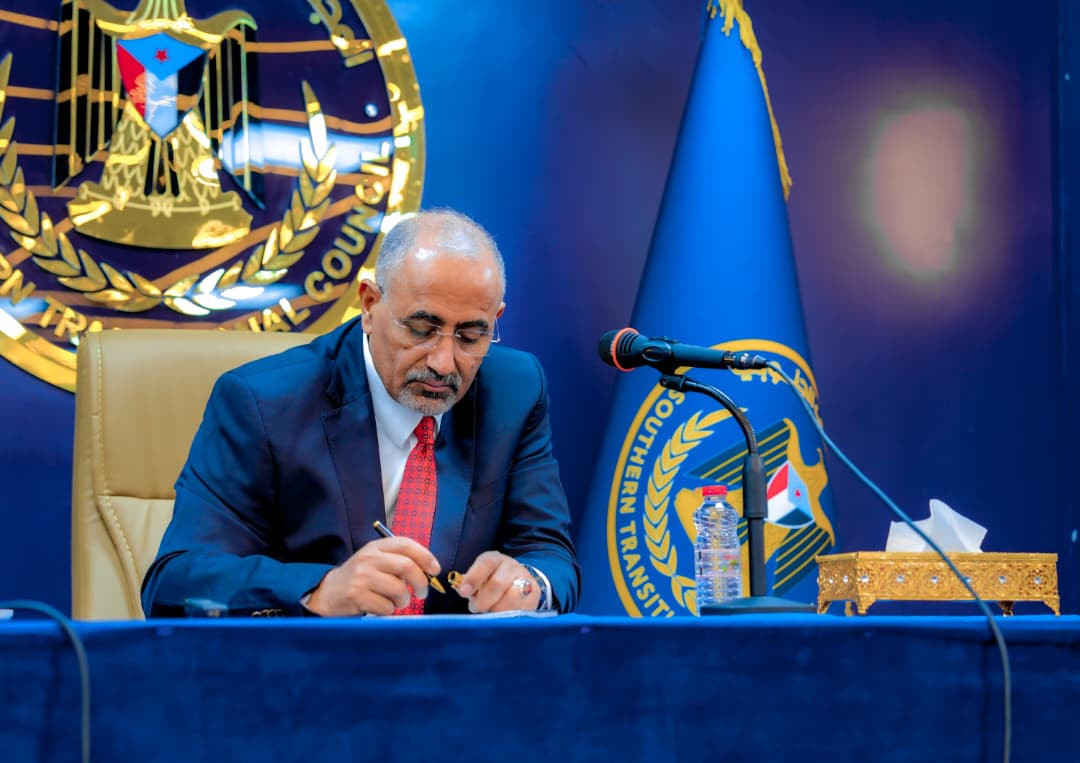 ضغوط خليجية ودولية على الز بيدي لهذا الأمر ضغوط خليجية ودولية على الز بيدي لهذا الأمر