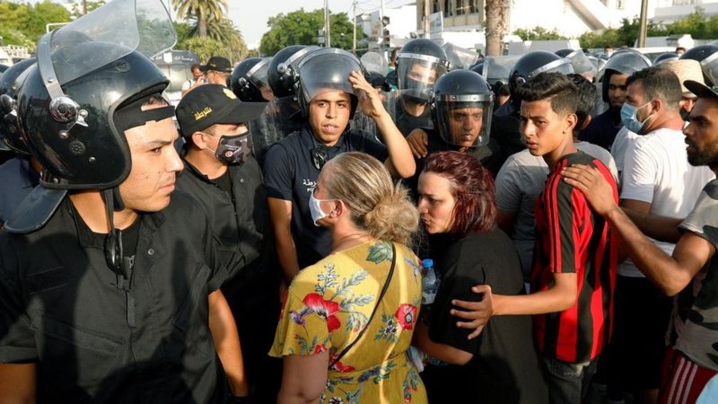 الأزمة في تونس القضاء يحقق في شبهة تلقي ثلاثة أحزاب سياسية أموالا أجنبية
