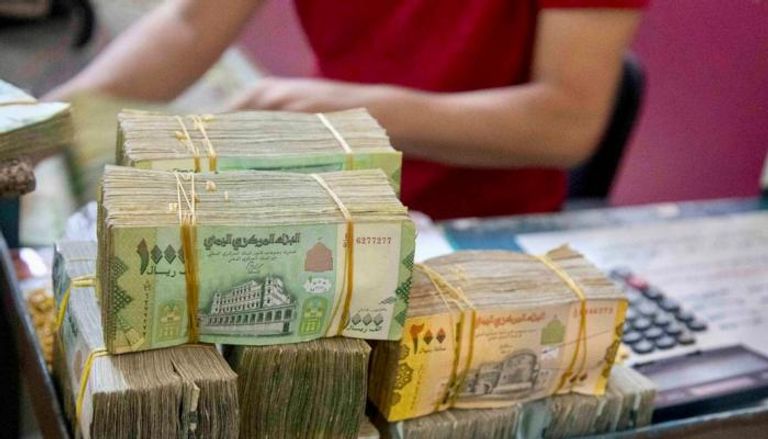 مدير بنك حكومي يحذر من وصول صرف السعودي إلى 1000 ريال مدير بنك حكومي يحذر من وصول صرف السعودي إلى 1000 ريال