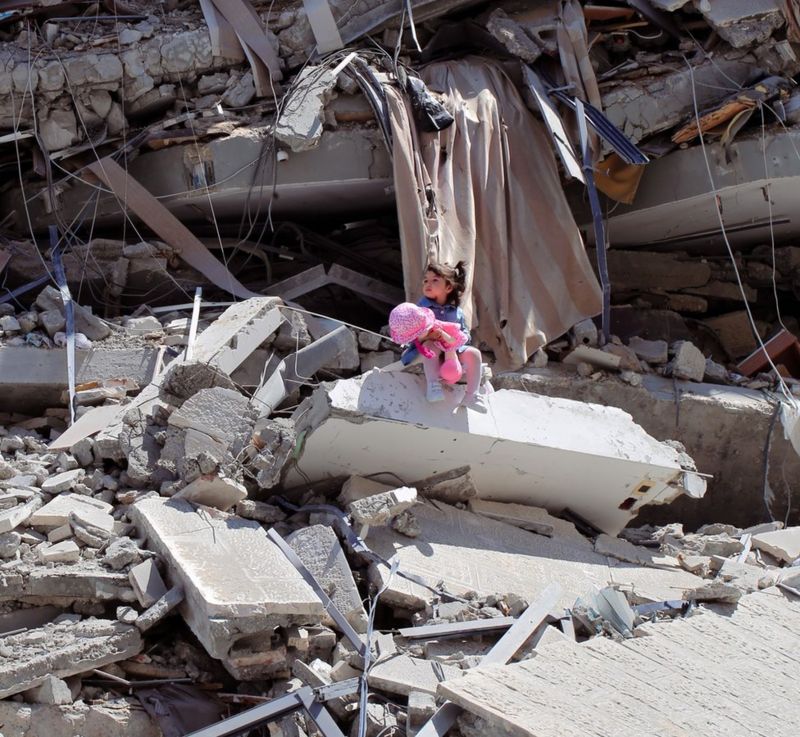 الصراع الإسرائيلي الفلسطيني صورة طفلة الركام في محاولة طموحة لجمع مساعدات لأطفال غزة
