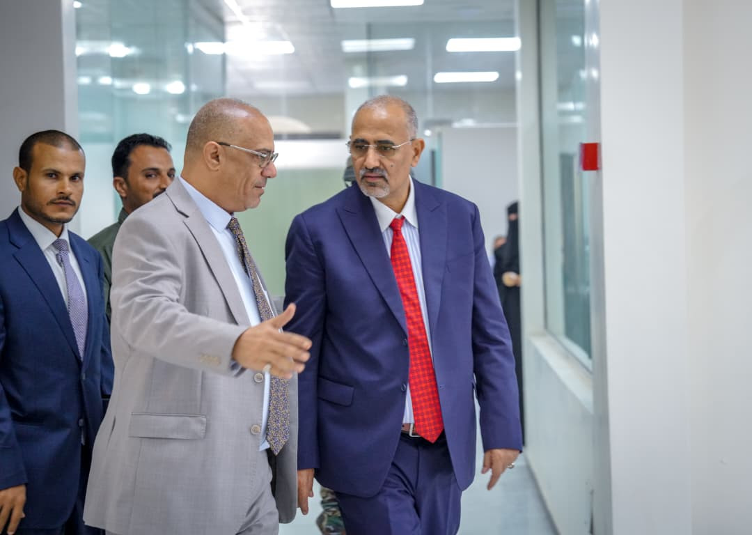 الز بيدي يطلع على استعداد الاتصالات للإعلان المرتقب