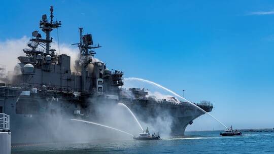 عنصر بالبحرية الأمريكية يواجه اتهاما بالتسبب في حريق دمر سفينة حربية