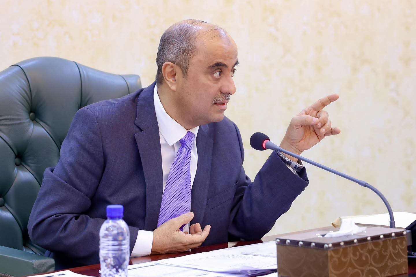بن بريك يستعد للإطاحة بهؤلاء الوزراء (تفاصيل)