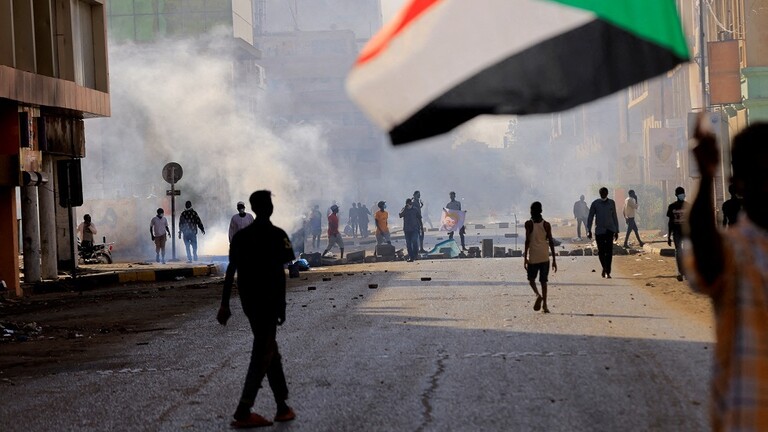 السودان قوات الأمن تتصدى لآلاف المتظاهرين في الخرطوم بالغاز المسيل للدموع