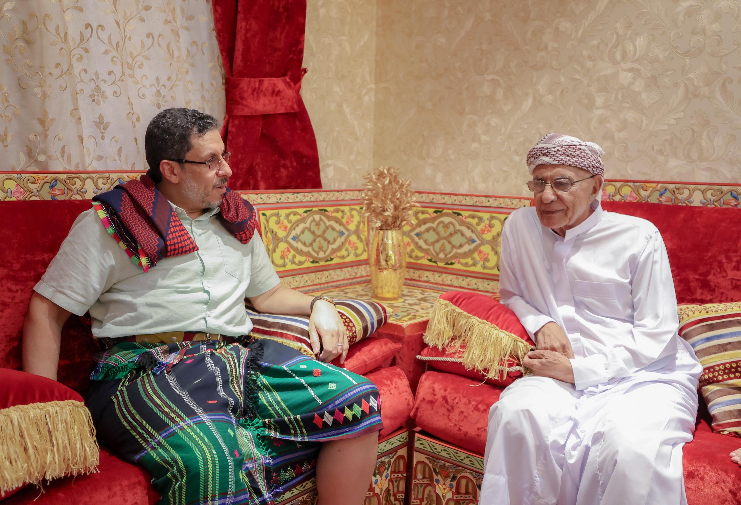بن مبارك يشكر محافظ مركزي الحوثيين وثيقة