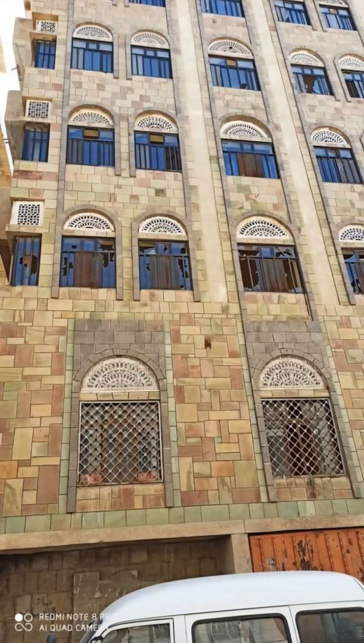 عصابة يمنية مسلحة تحتل عمارة