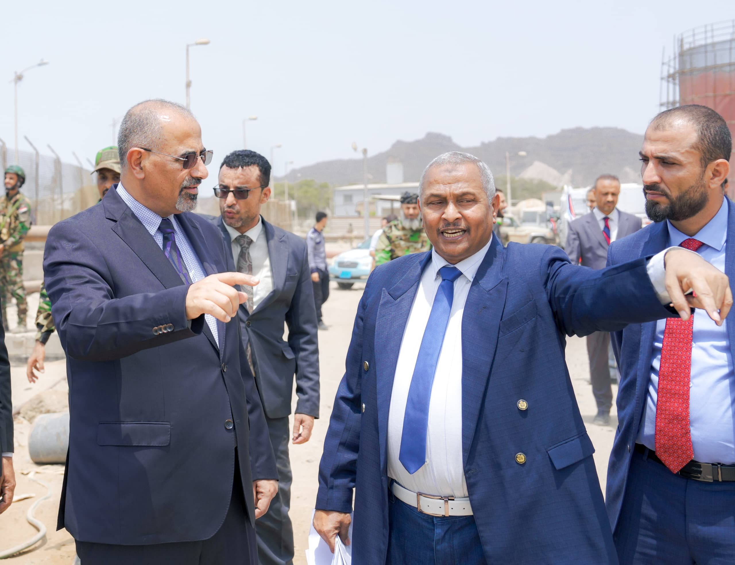 الزبيدي يضع اختبارا لهؤلاء صور